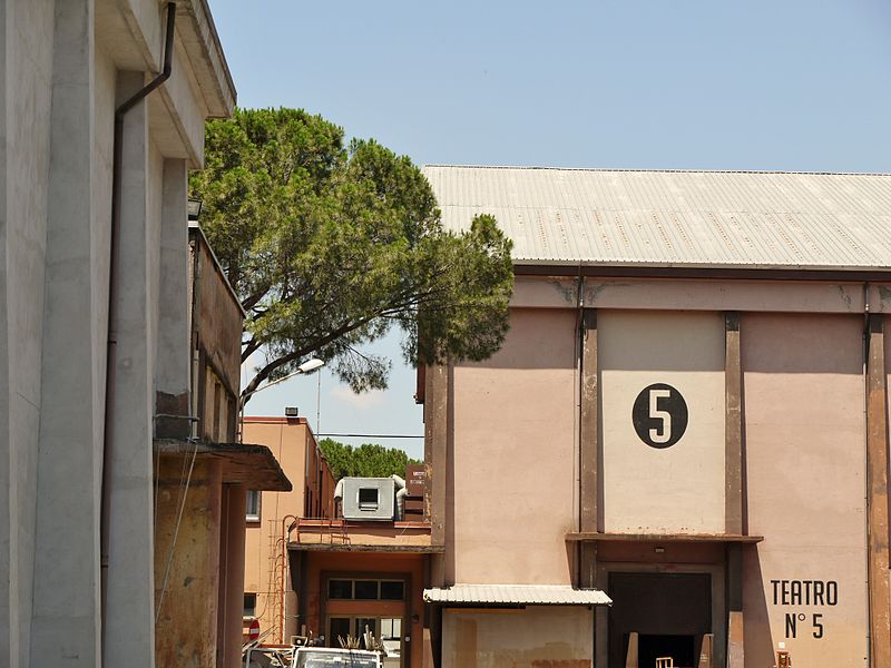 File:Cinecittà - Teatro 5.jpg