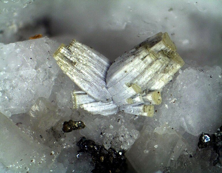 Файл:Donnayite-(Y)-Ewaldite-524525.jpg