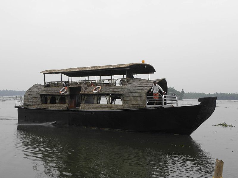 File:House boat at chettuva.JPG