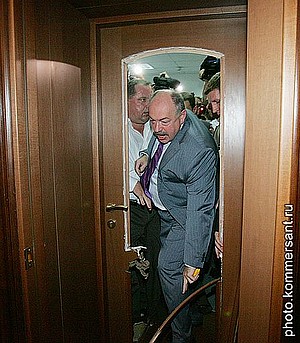 File:Piskun breaking into his office in Kiev, Ukraine.jpg