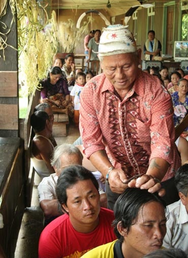 File:Gathering of Bungan followers at Punan Sama.jpg