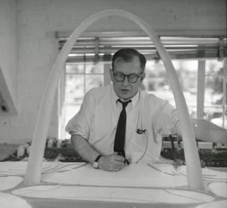 File:Eero Saarinen with Gateway Arch Model.jpg