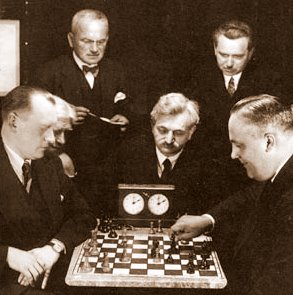 File:Alexander Alekhine playing chess against Efim Bogoljubov.jpg