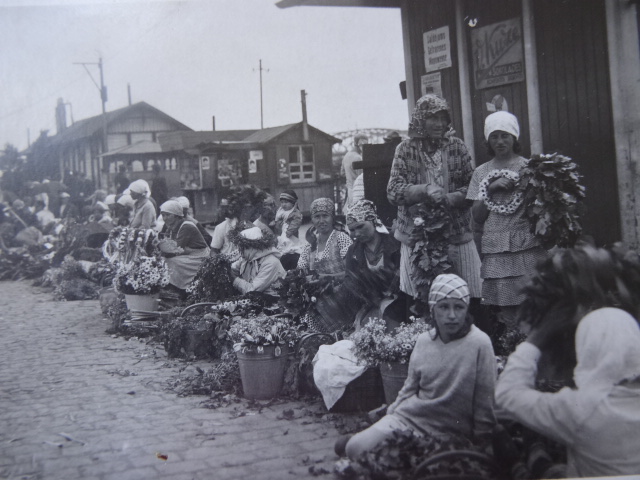 File:Zāļu un vainagu tirgotāji Daugavmalas tirgū 1920. gados.jpg