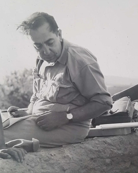 File:John Papadimitriou at Mycenae 1953.jpg