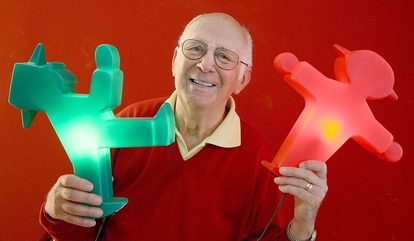 File:Karl Peglau with Ampelmännchen.jpg