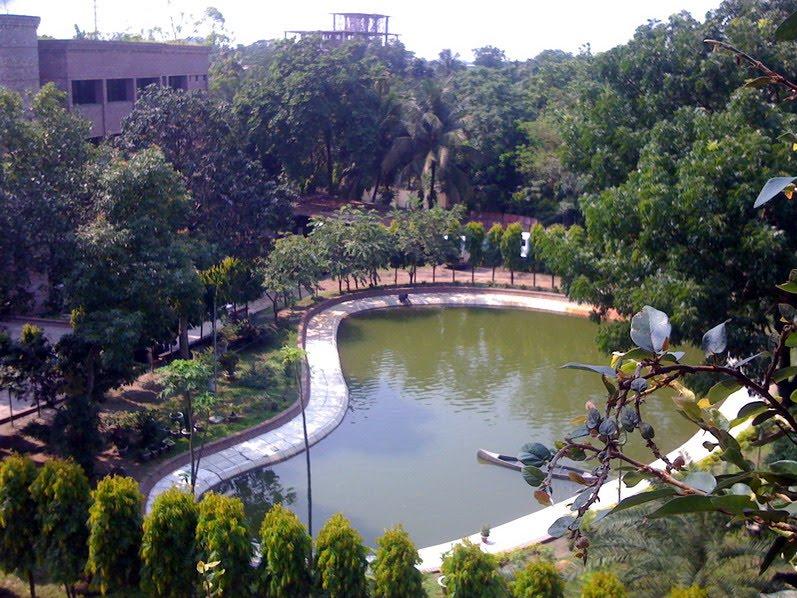 File:Rdrs hotel pond.jpg