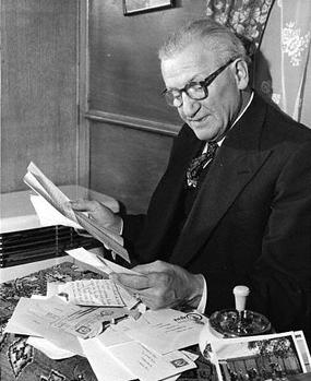 File:Nicolai Poliakoff OBE reading fan mail.jpg