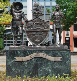 File:Coat of arms of Albany statue.jpg