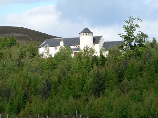 File:Dunmaglass Lodge.jpg