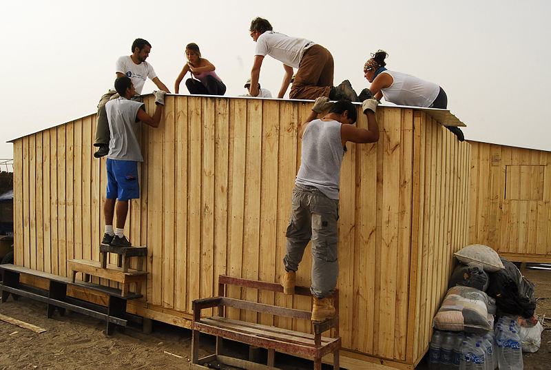 File:VolunteersConstructingTechoHouse.jpg