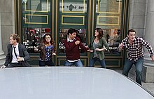 Several people running in different directions, from left to right: Neil Patrick Harris, Alyson Hannigan, Josh Radnor, Cobie Smulders, Jason Segal