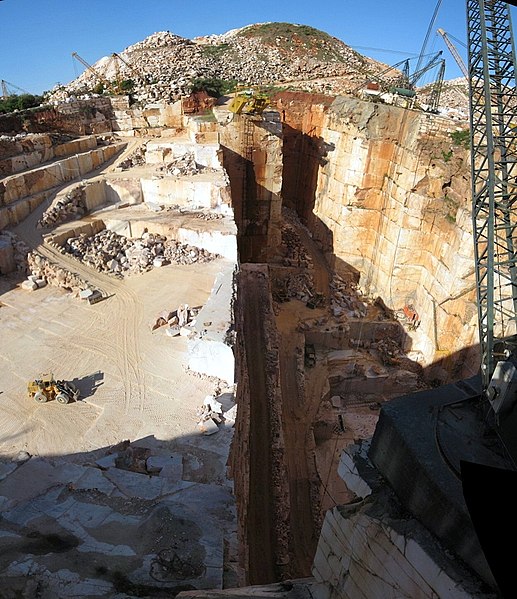 File:VilaVicosaQuarry2.jpg