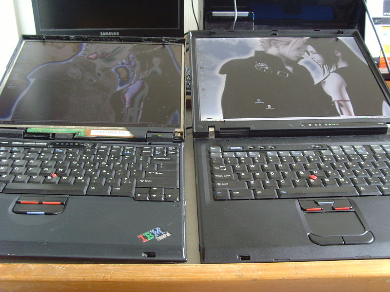 File:ThinkPad Viewing Angle Comparison.JPG