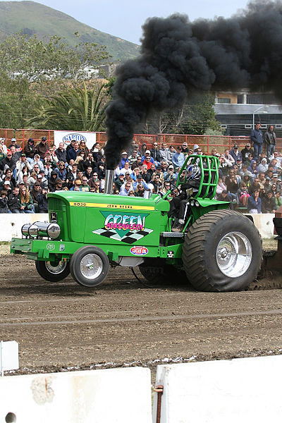 File:Tractor pull 01.JPG