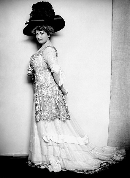 File:Alma Mahler in 1909.jpg