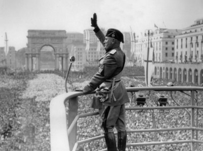 Файл:Benito Mussolini Roman Salute.jpg