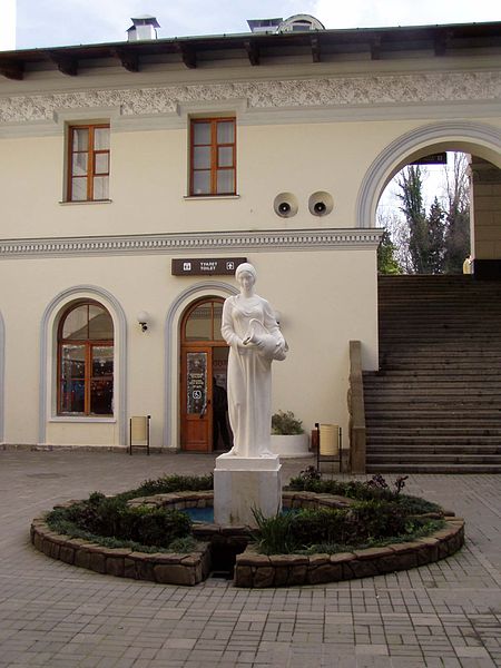 Файл:Sochi Train Station statue.JPG