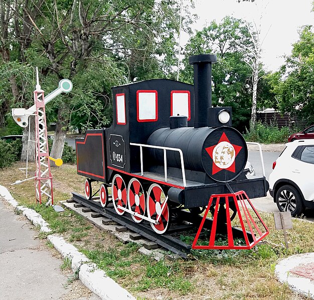 Файл:Памятник «Паровозу» (Туть).JPG