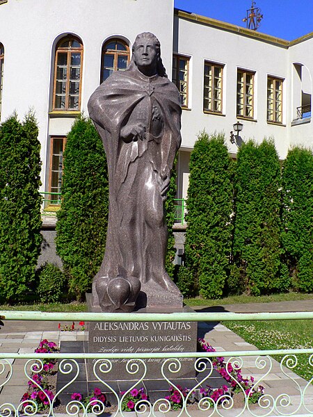 Файл:Lithuania Kierniów Vytautas Monument.JPG